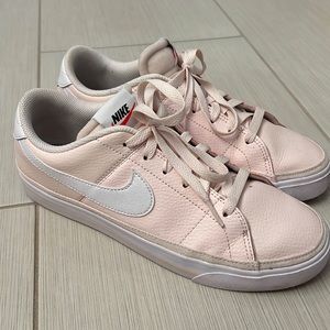 Nike women’s court legacy. Size 9